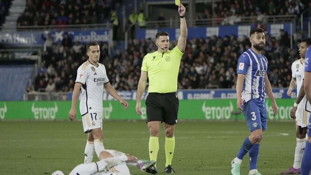 Díaz de Mera enseñando una cartulina amarilla a un jugador durante el Alavés-Real Madrid Foto: EFE