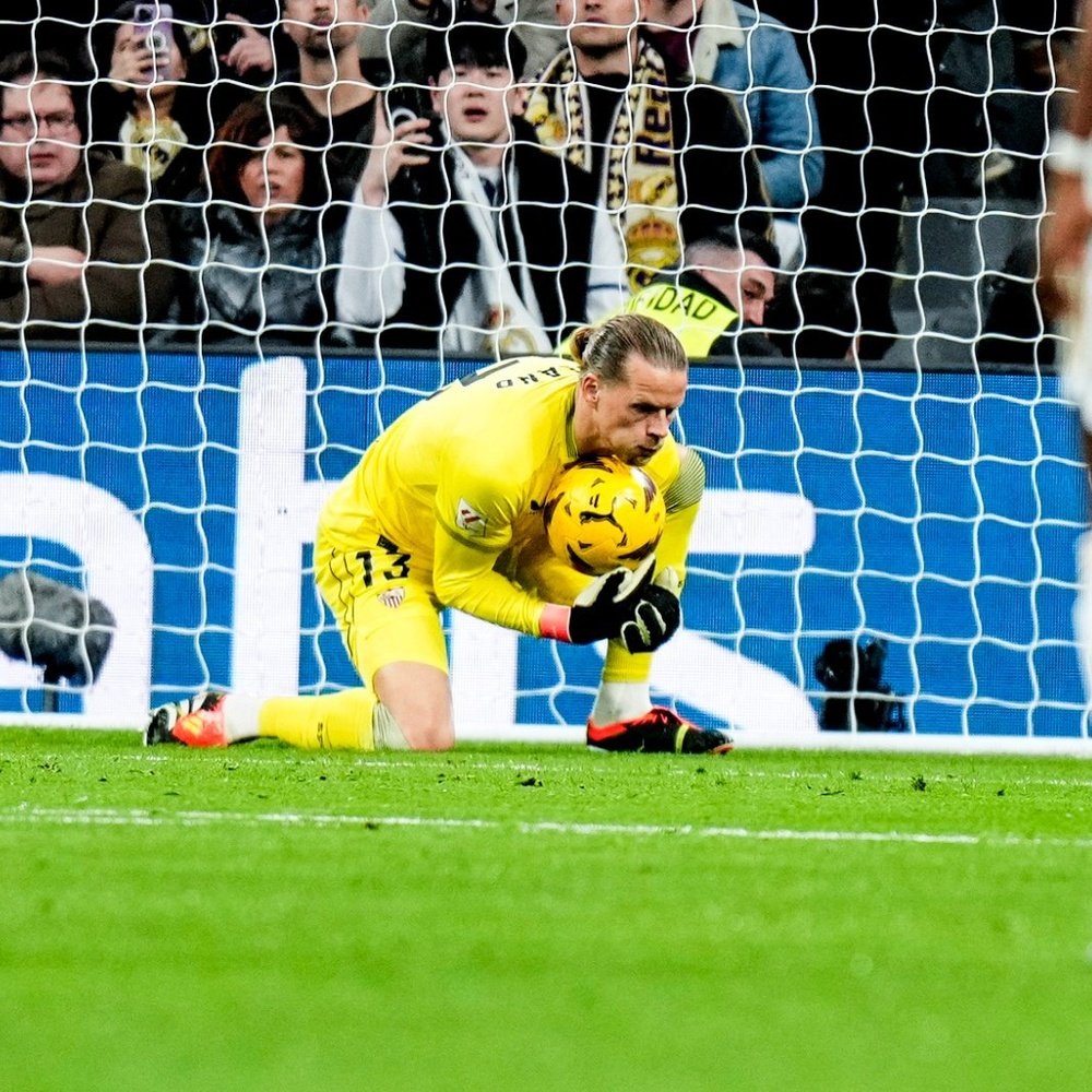 Nyland atrapando un disparo en el partido entre Real Madrid y Sevilla FC Foto: Sevilla FC