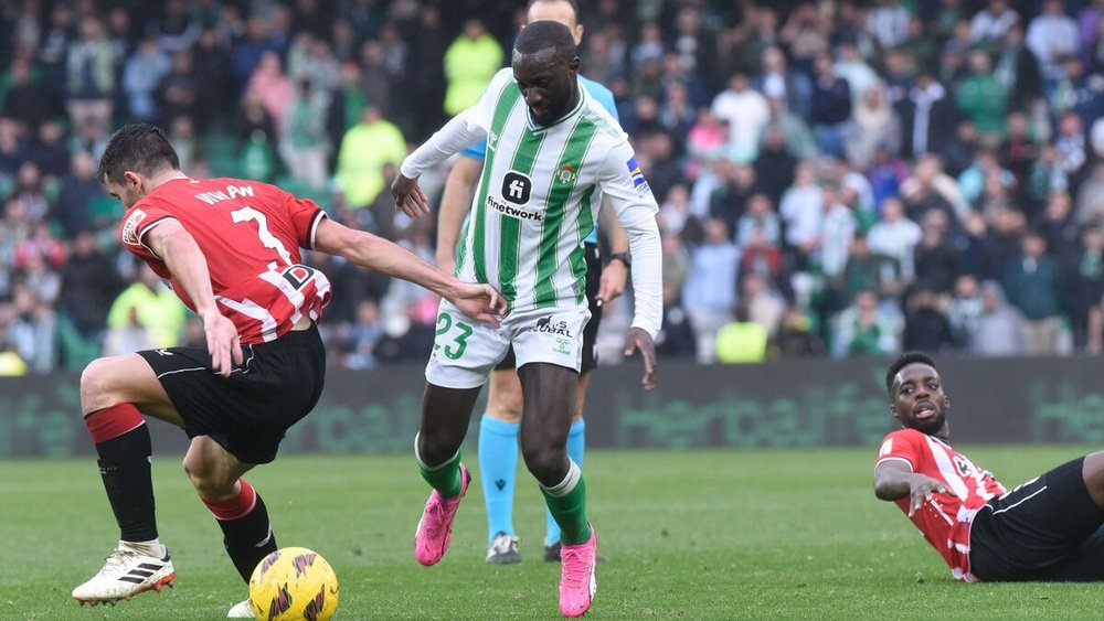 Sabaly encara a Vivian tras llevarse el balón ante Iñaki Williams. / JUAN CARLOS VÁZQUEZ