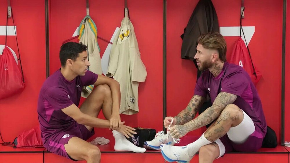 Jesús Navas y Sergio Ramos hablando en el vestuario del Sevilla FC Foto: Sevilla FC