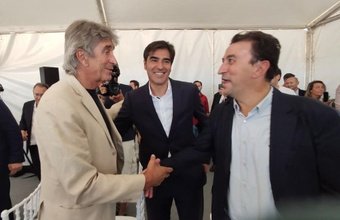 José Miguel López Catalán conversa con Manuel Pellegrini en presencia de Ángel Haro.- P.E.