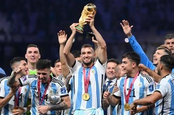 Germán Pezzella levanta la Copa del Mundo ganada con Argentina en el Mundial de Qatar.- Dan Mullan