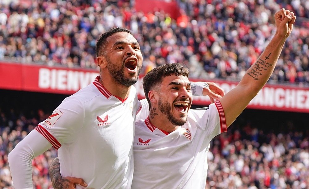 En-Nesyri e Isaac Romero celebrando uno de los goles frente a la Real Sociedad   Foto: Sevilla FC