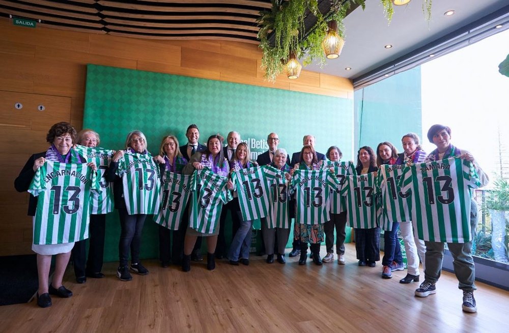 El Real Betis ha homenajeado este martes a trece de las abonadas más antiguas del club.- RBB