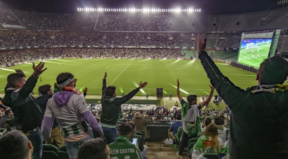 En el Benito Villamarín se dieron cita miles de béticos para presenciar la final de la Copa del Rey de 2022 ante el Valencia.- Efe