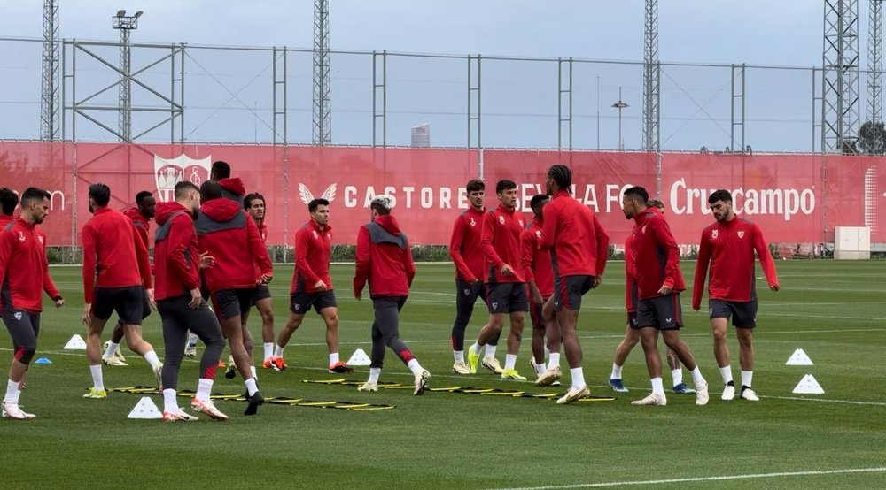 El Sevilla FC se ejercita en la ciudad deportiva pensando en la UD Almería.- José Manuel Rodríguez