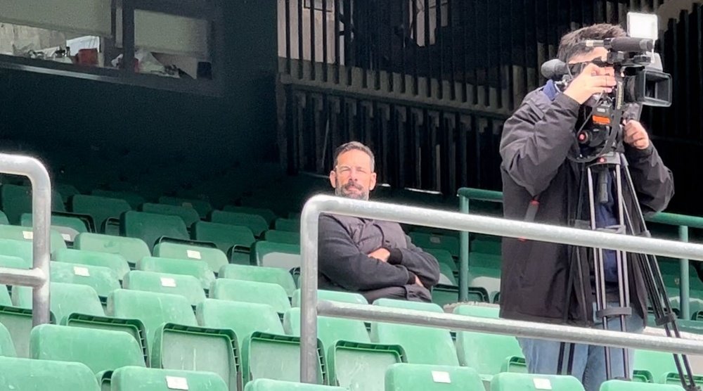 Ruud Van Nistelrooy ha estado este jueves viendo el entrenamiento del Real Betis en la grada del Benito Villamarín.- P.G.M.