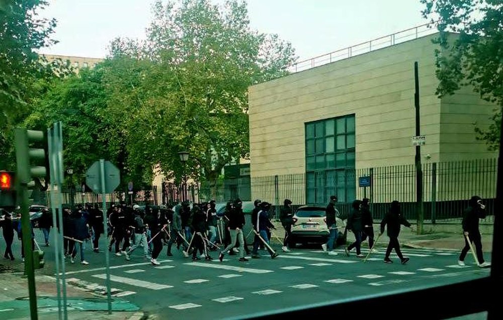 Un grupo de ultras captado por la Policía junto a la Avenida Reina Mercedes .- Policía Nacional