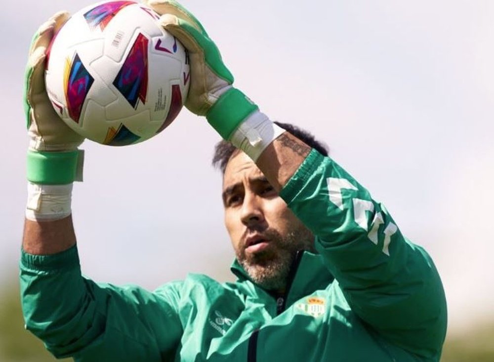 Claudio Bravoen un entrenamiento con el Betis- RBB