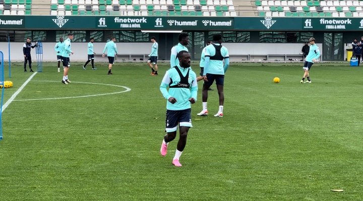 Youssouf Sabaly se ejercita junto al grupo y saldrá de inicio ante el Villarreal