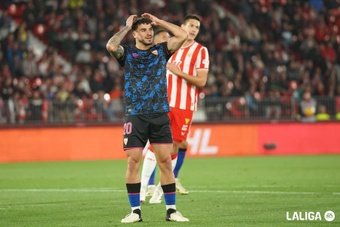 Isaac Romero lamentándose de una ocasión fallada por el Sevilla FC ante el Almería   Foto: LaLiga
