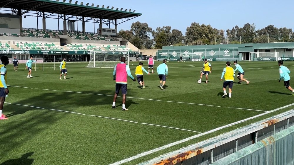 El Betis se ejercita en la Ciudad Deportiva Luis del Sol. PG