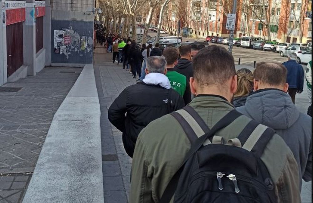 Aficionados hacienbdo colas en el estadio de vallecas para comprar entradas.-  @_kekop_