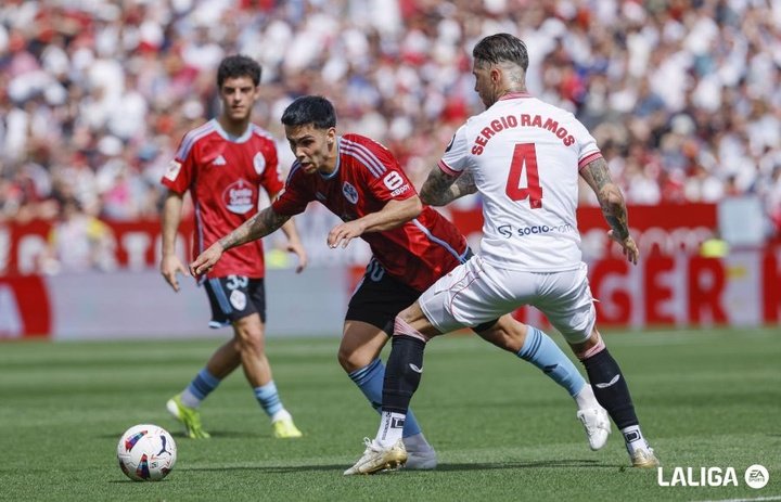 Sergio Ramos intentando detener a un jugador del Celta de Vigo   Foto:LaLiga