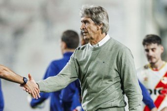 Manuel Pellegrini saluda a un rival tras acabar el partido de Vallecas.- LaLiga