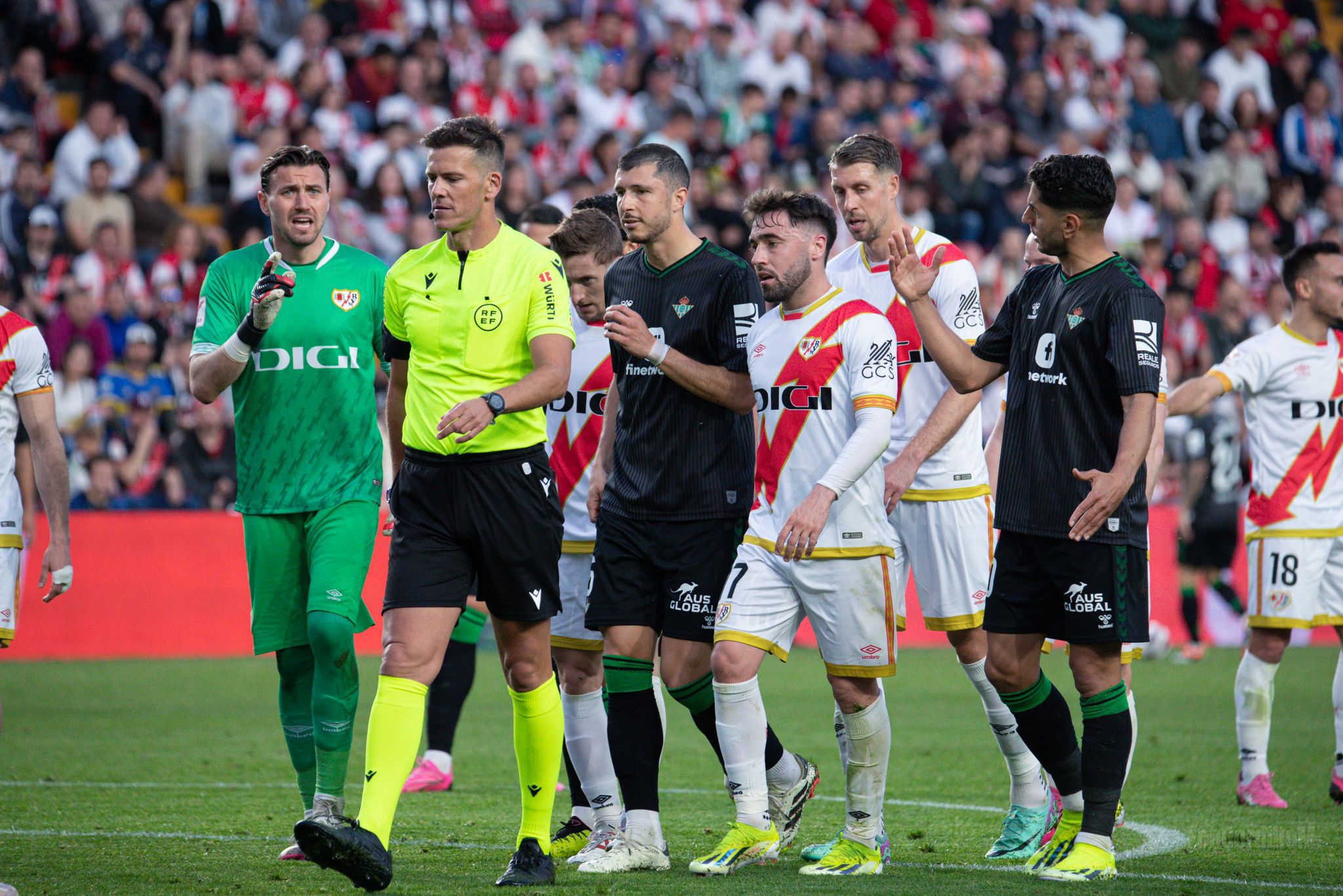 El Betis se complica él solo la lucha por Europa