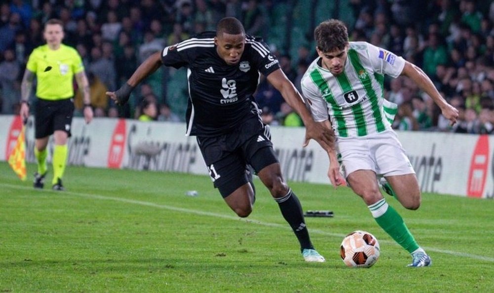 Ez Abde corre la banda durante el partido contra el Aris Limassol en el Villamarín, uno de los tres que ha jugado completos esta campaña.- Francisco Gordillo