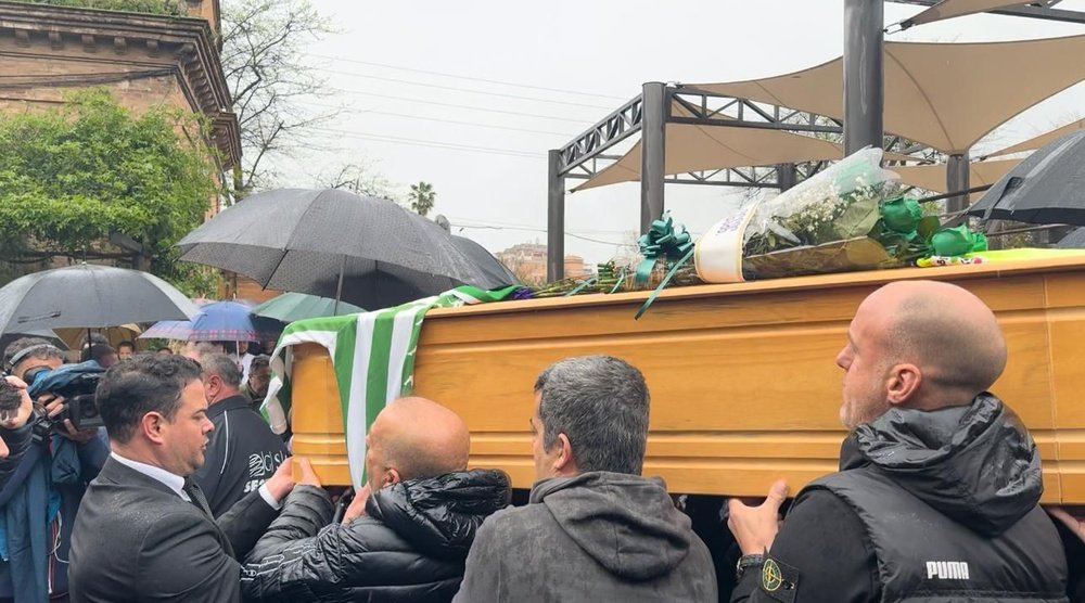 El féretro de Lopera ha sido trasladado al crematorio por antiguos miembros de los Supporters.-  Besoccer