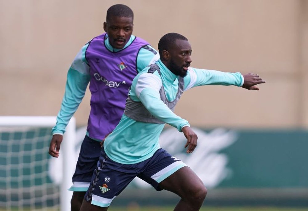 William Carvalho y Sabaly, durante el entrenamiento de este Lunes Santo en la ciudad deportiva Luis del Sol.- RBB