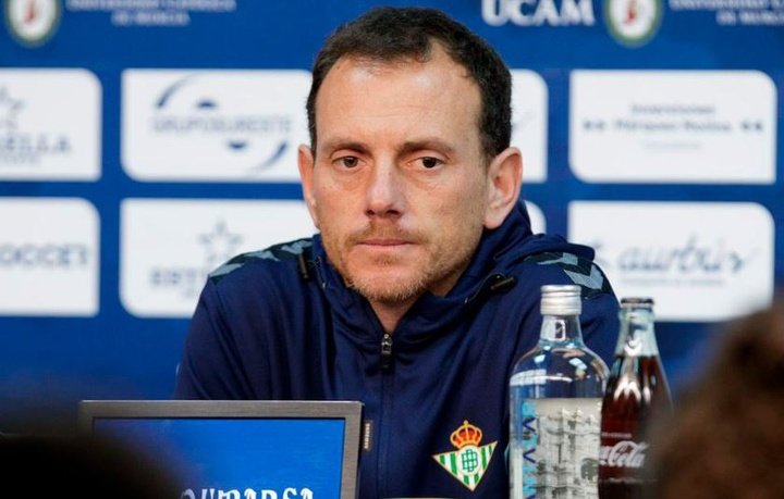 Alberto González, entrenador del Betis Deportivo, negocia con el Albacete
