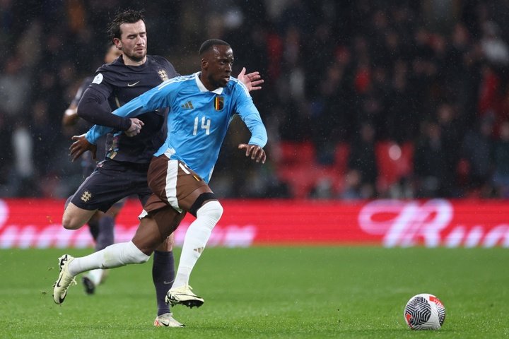 Lukébakio siendo perseguido por Chilwell durante el amistoso entre Inglaterra y Bélgica   Foto: Sevilla FC