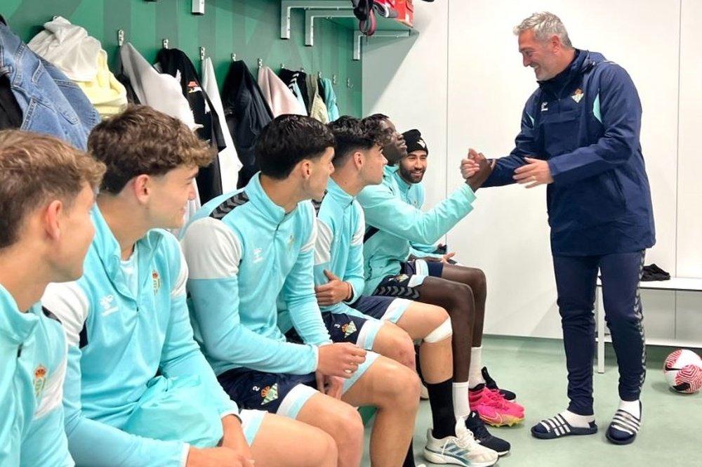 Arzu saluda a los jugadores del Betis Deportivo antes del primer entrenamiento en la tarde de este Miércoles Santo.- RBB