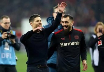 Xabi Alonso y Borja Iglesias celebran la victoria en un reciente partido. El Leverkusen no ha perdido aún en lo que va de temporada.-