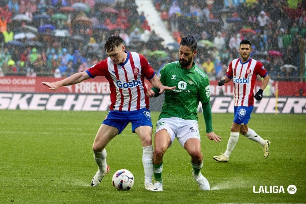 Isco disputando un balón en el duelo ante el Girona. LaLiga