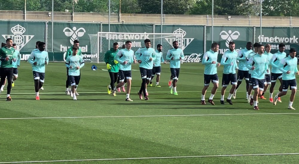 El Betis se ejercita en la Ciudad Deportiva Luis del Sol. PG