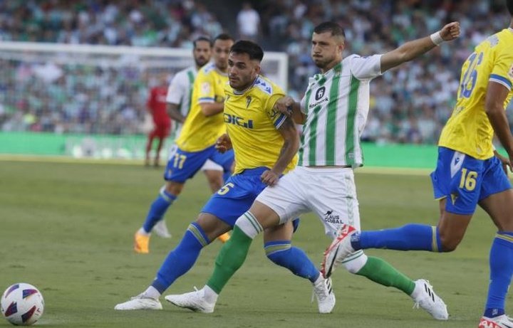 Guido Rodríguez se cruza ante Maxi Gómez durante un reciente Betis-Cádiz.- Efe