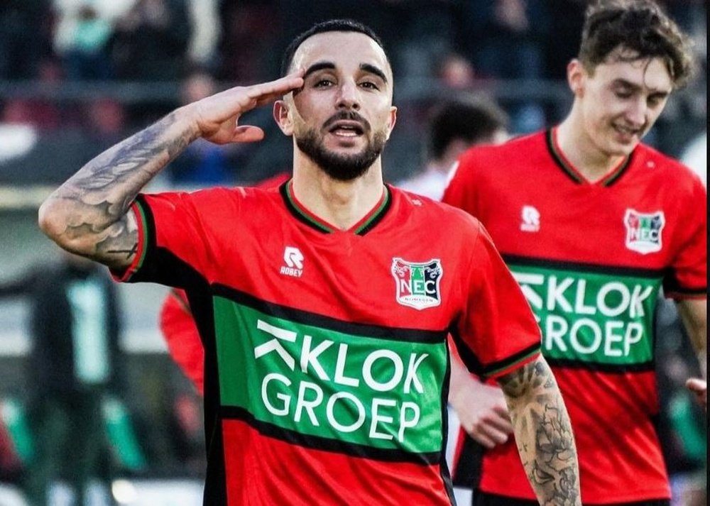 Rober González celebra un gol con el NEC con su habitual saludo militar.-