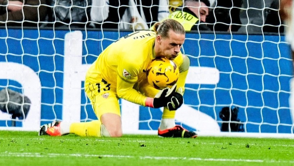 Nyland atrapando un disparo en el partido entre Real Madrid y Sevilla FC Foto: Sevilla FC