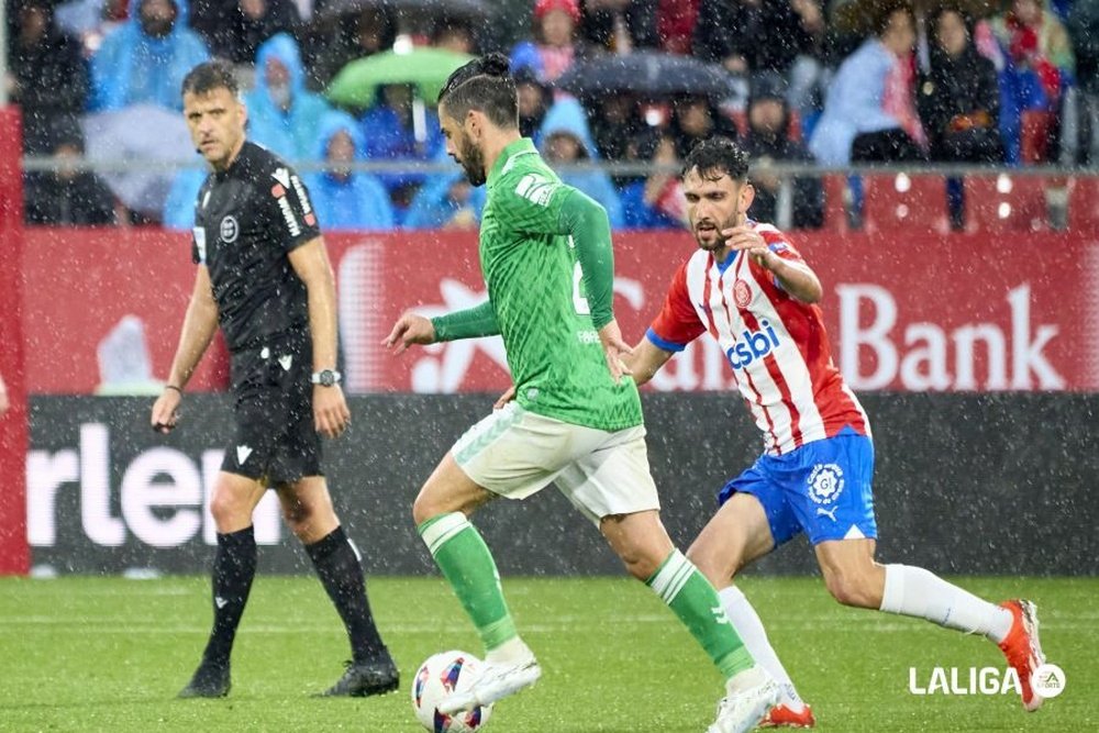 Ico conduciendo el Balón en le partido frente al Girona. LaLiga