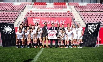 Imagen de presentación del acuerdo de patrocinio entre el Sevilla Femenino y Social Energy  Foto: Sevilla FC