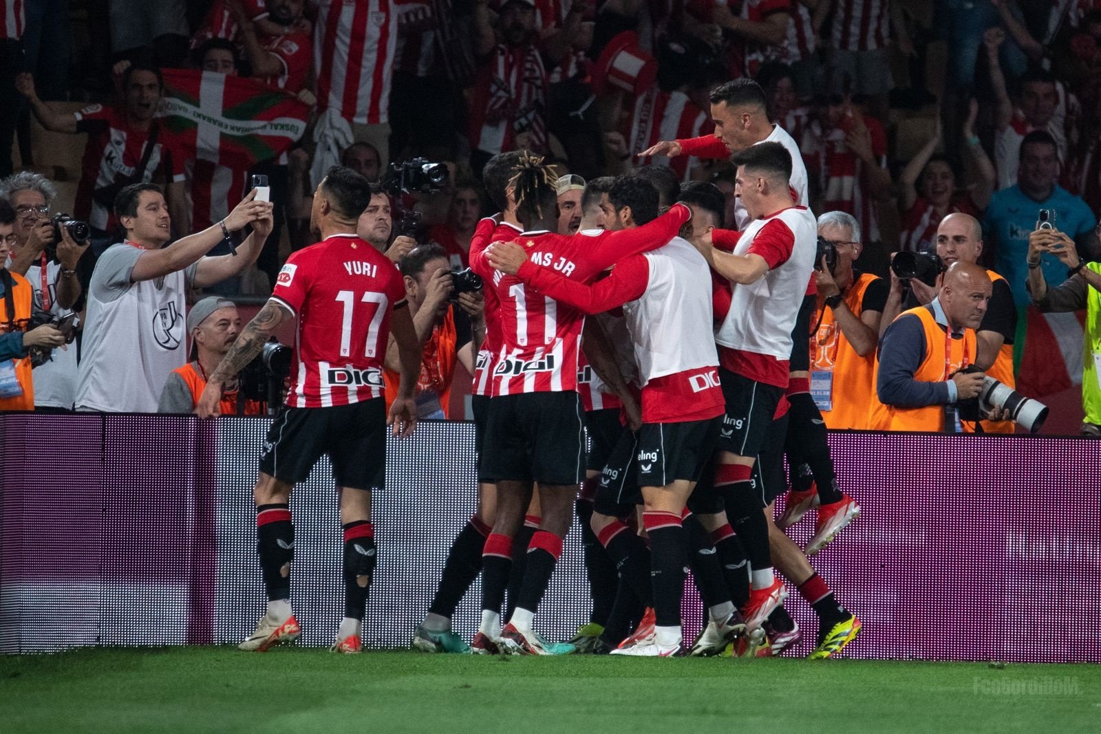 Los jugadores del Athletic celebran el gol del empate, de Sancet.- Francisco Gordillo