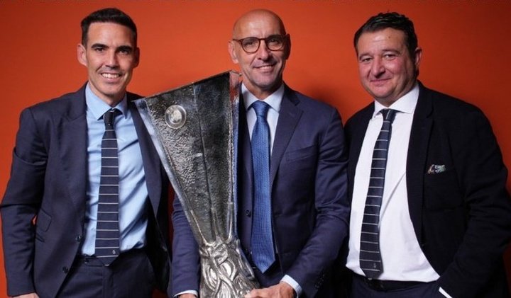 Fernando Navarro (i), Monchi (c) y Emilio de Dios (d) con el trofeo de la Europa League  Foto; Monchi