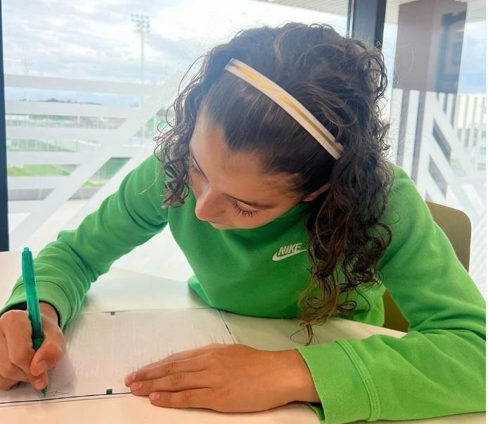 Tiago Polo firma el contrato que le une al Real Betis hasta 2030.- Instagram Tiago Polo