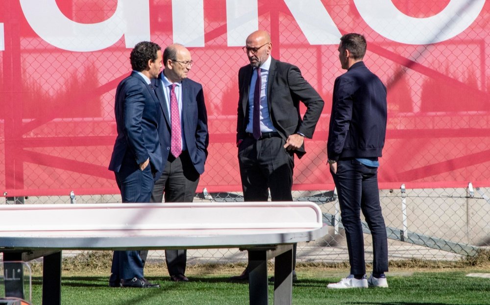 Imagen de Pepe Castro junto a Monchi, Fernando Navarro y José María Del Nido Carrasco | Imagen: Mario Míjenz