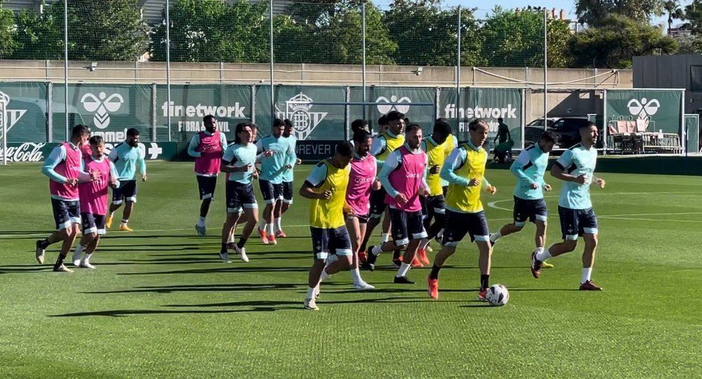 Entrenamiento del martes del Betis, sin Bartra, Marc Roca ni el Chimy. PG