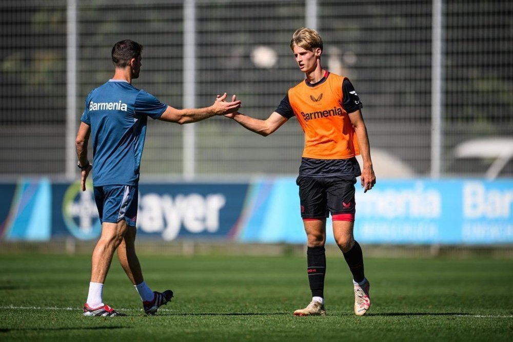 Filip Milojevic saludando a Xabi Alonso Foto: Bayer Leverkusen