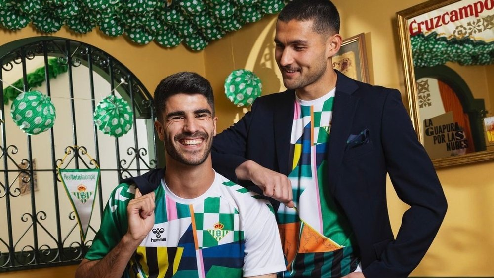 Visus y Vieites posan con la nueva camiseta del Betis y Hummel. RBB