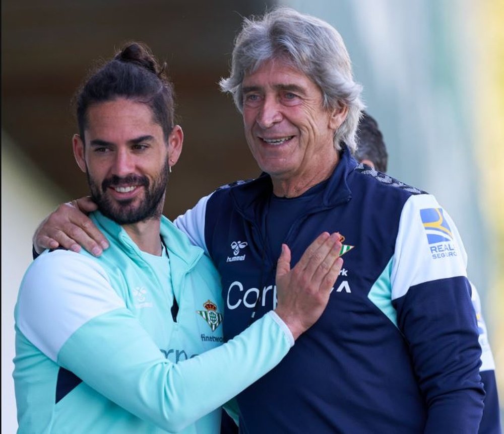 Isco y Manuel Pellegrini, antes de iniciar un entrenamiento esta semana.- RBB