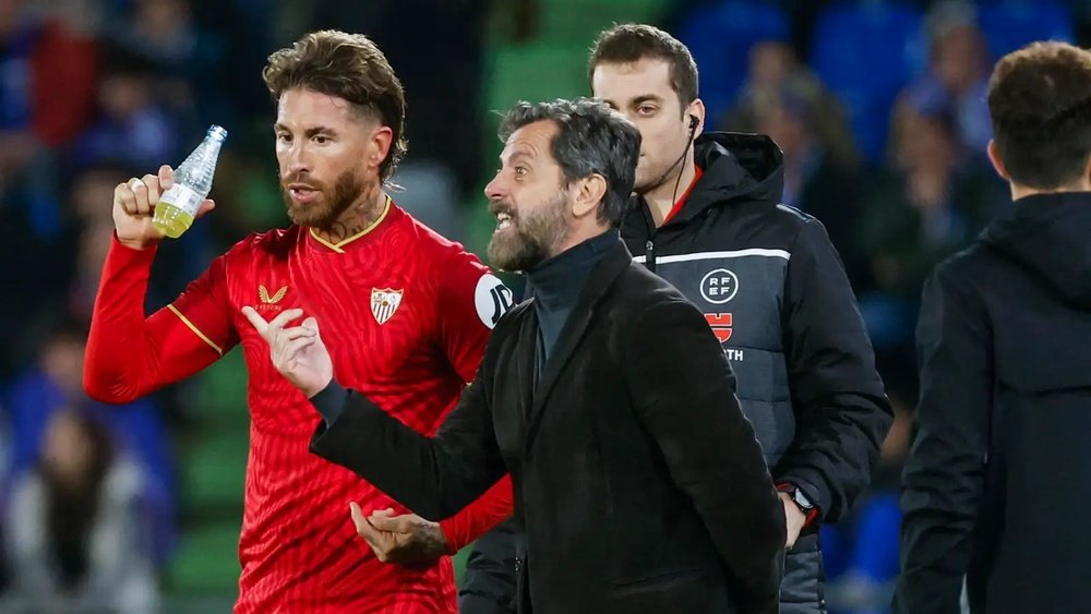 Quique Flores dándole instrucciones a Sergio Ramos en la banda Foto: EFE