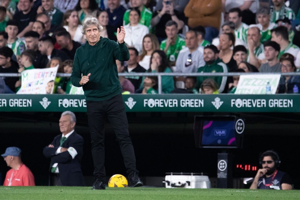 Manuel Pellegrini da instrucciones desde la banda durante el Betis-Celta.- Francisco Gordillo