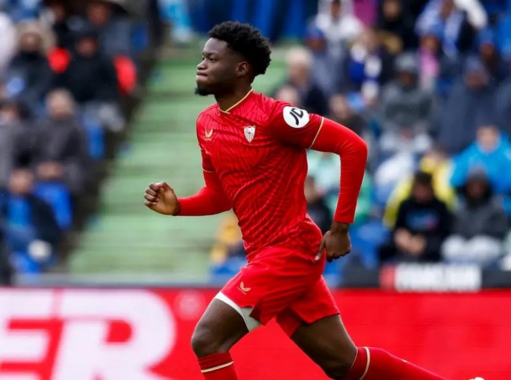 Agoumé, saltando al campo frente al Getafe Foto: AFP