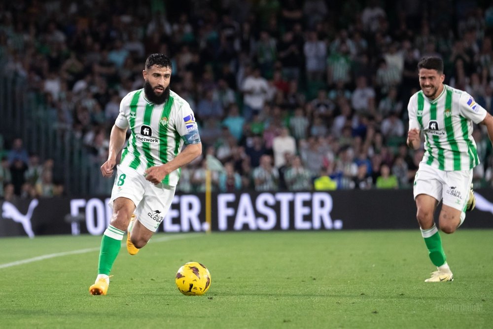 Nabil Fekir conduce un contragolpe, seguido por Pablo Fornals, durante el partido de este viernes.- Francisco Gordillo