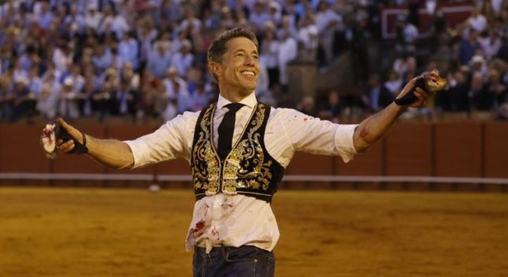 Manuel Escribano pasea las dos orejas cortadas en la Maestranza con la ropa del Chimy Ávila.- José Manuel Vidal / Efe