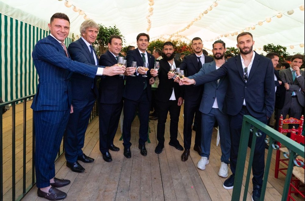 Joaquín, Pellegrini, López Catalán y Haro brindan junto a los capitanes del Real Betis, Fekir, Isco, Guido y Pezzella, en la caseta de la Feria donde han comido este lunes (RBB)