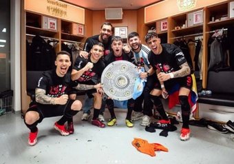 Borja Iglesias posa junto a varios de sus compañeros con el trofeo que les acredita como campeones de la Bundesliga.- B.L.