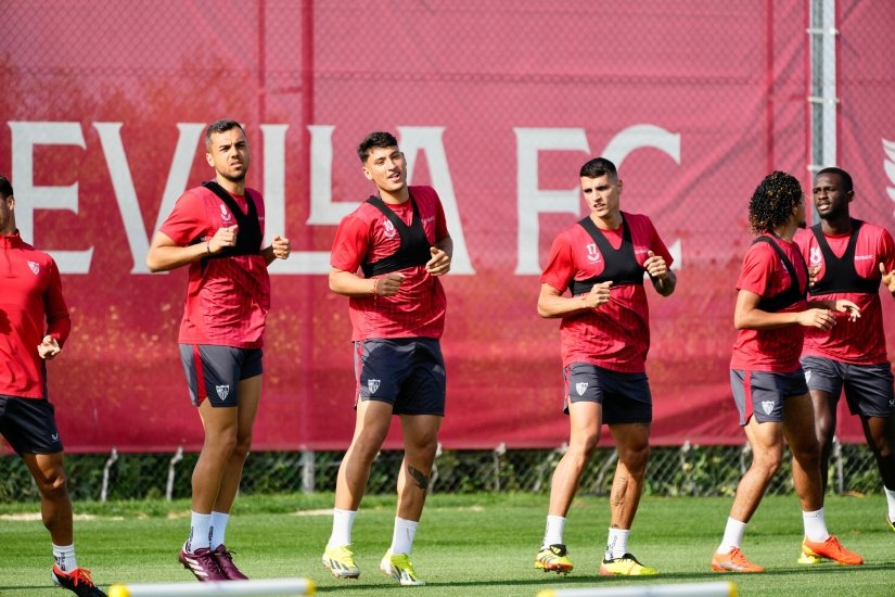 El Sevilla FC se ejercita en la ciudad deportiva pensando en el Mallorca.- SFC